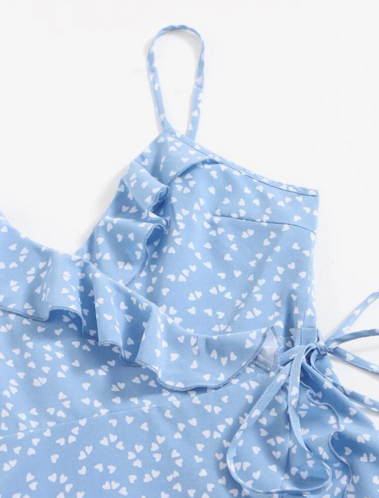 Vestido de tirantes cruzado con estampado de corazones