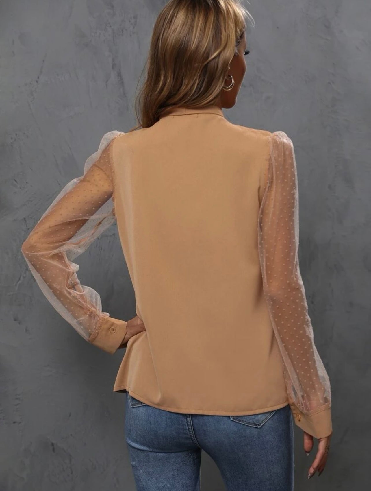Camisa en contraste de lunares de malla de cuello con cordón