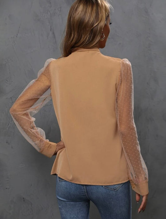 Camisa en contraste de lunares de malla de cuello con cordón