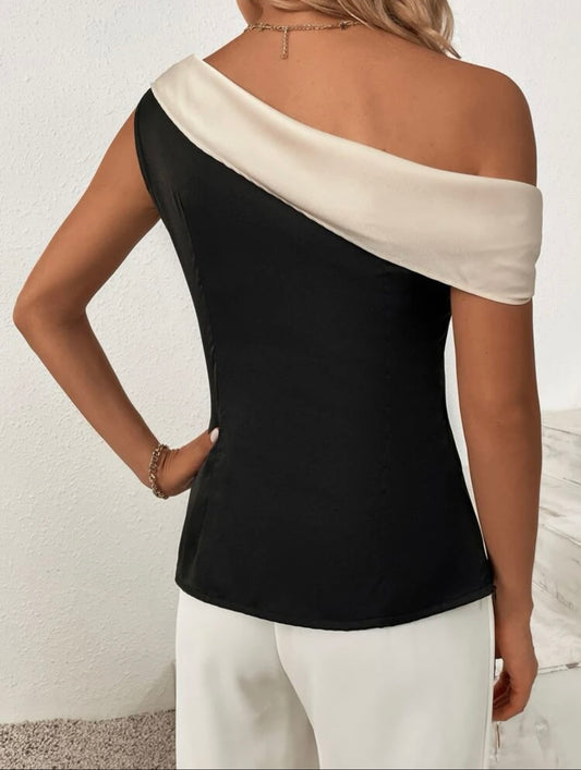 Blusa de cuello asimétrico