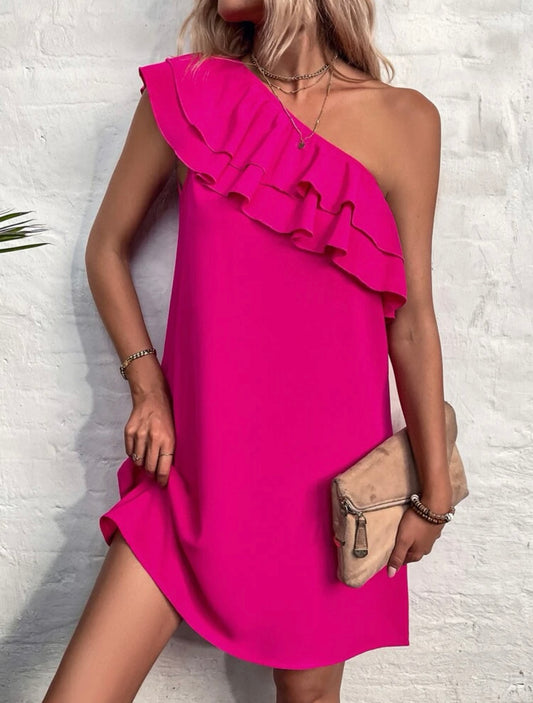 Vestido de un hombro con vuelos