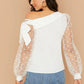 Blusa con manga polka dot y encaje cuello asimétrico