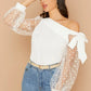 Blusa con manga polka dot y encaje cuello asimétrico